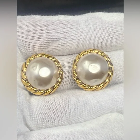 Chanel Vintage 1985 Gold Tone Faux Pearl Clip Earrings - Picture 14 of 16